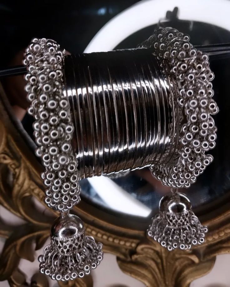 chooriyon k bagair eid na mumkinn!! ✨️ shop these exquisite bangke sets which are very limited in stock, visit website for more information and order placements link in bio